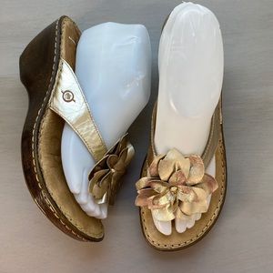 Born Flower Leather Wedges Sandals Sz 8 Metallic